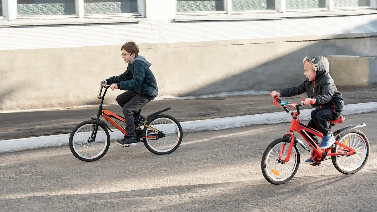 Cześć, pokaż mi swój dowód osobisty!  W Polsce dzieci mogą jeździć na rowerze tylko z licencją